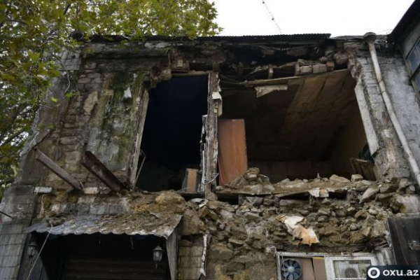 Bakıda yaşayış binası uçdu